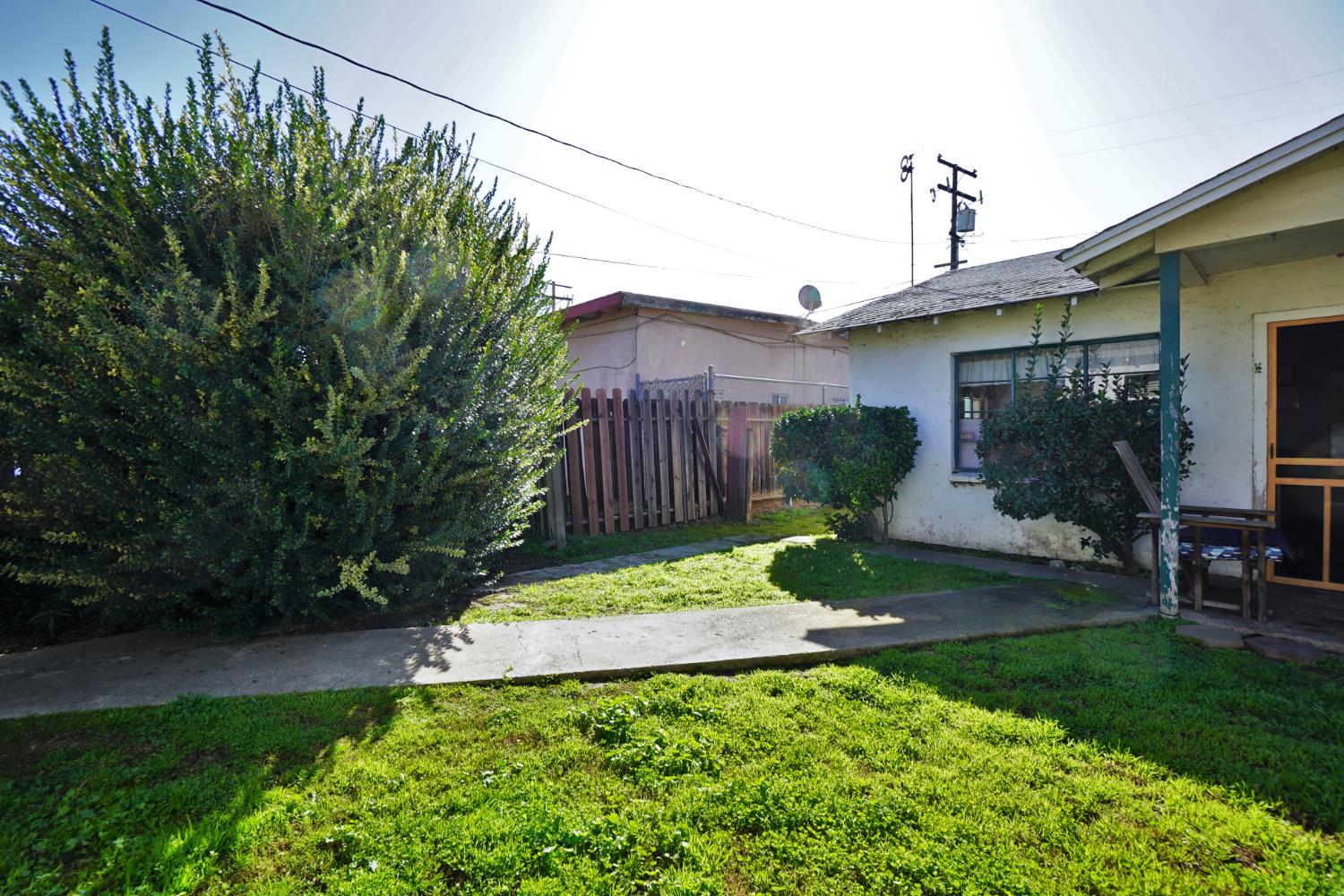 605 E Myrtle St, Hanford, CA 93230