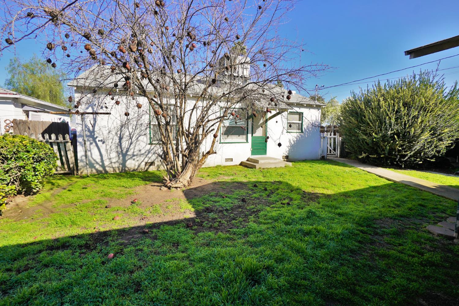 605 E Myrtle St, Hanford, CA 93230