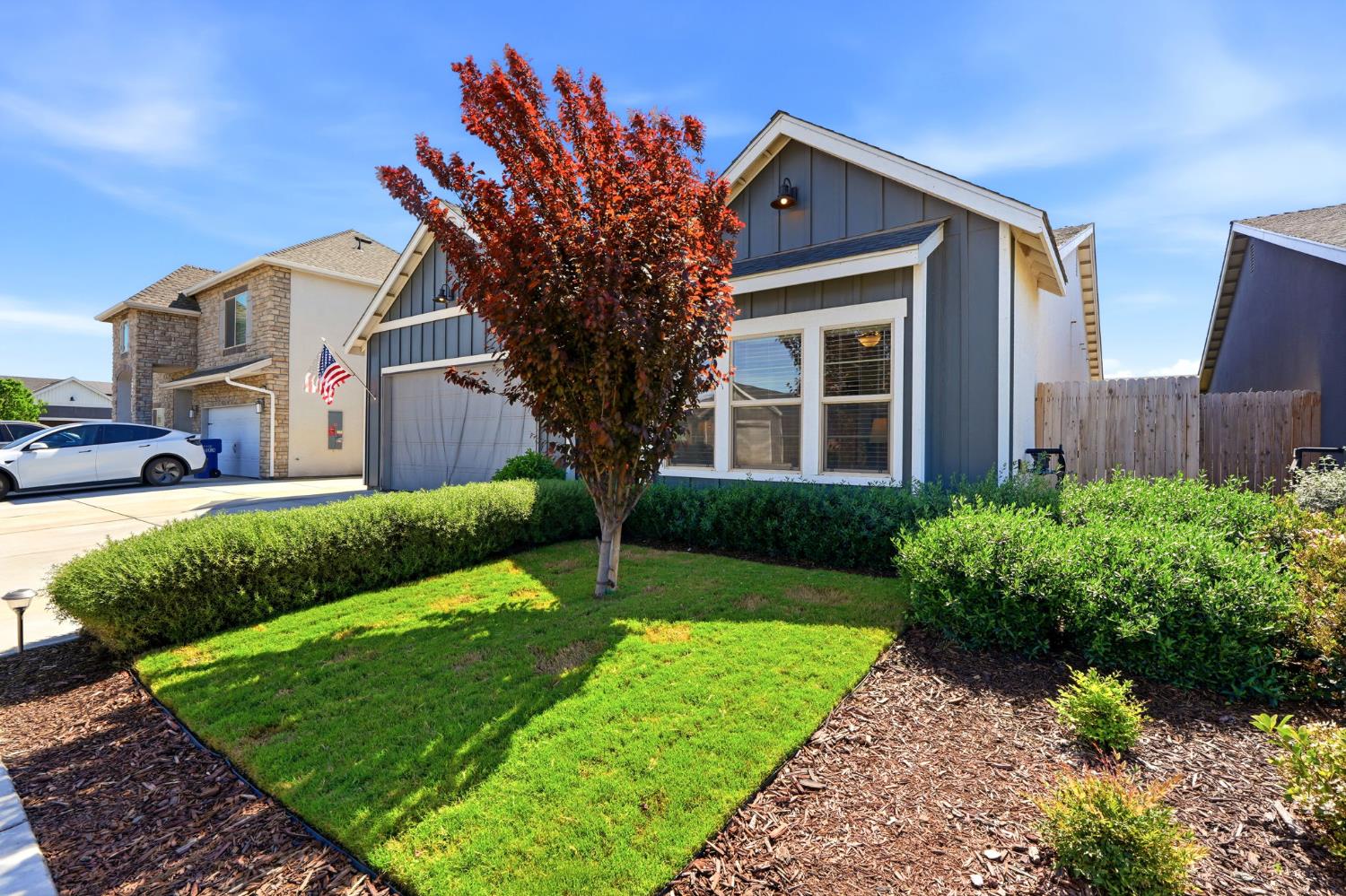 2587 W Heather Ln, Hanford, CA 93230