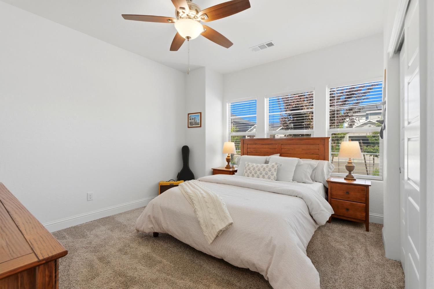 2587 W Heather Ln, Hanford, CA 93230