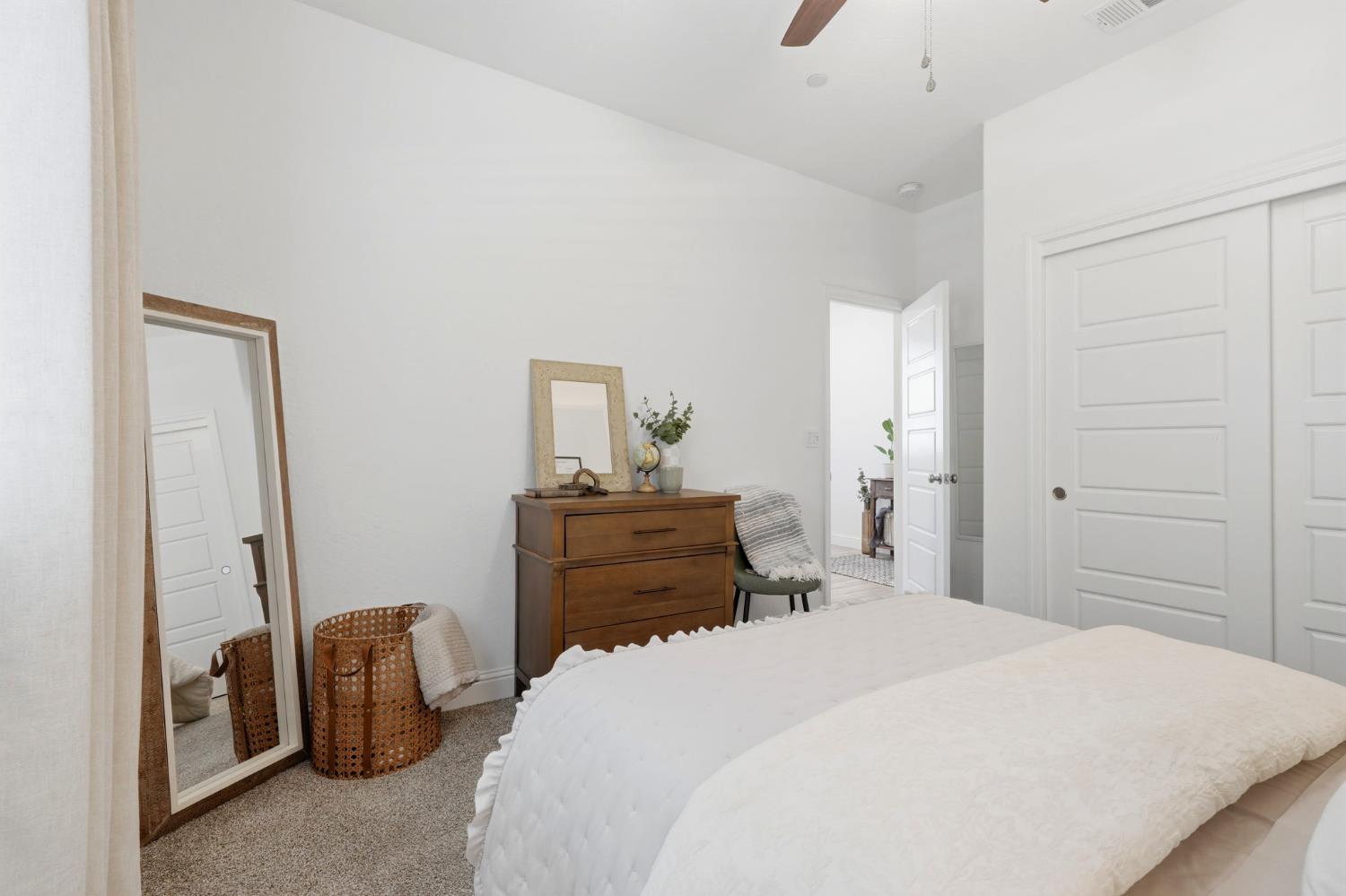 2587 W Heather Ln, Hanford, CA 93230