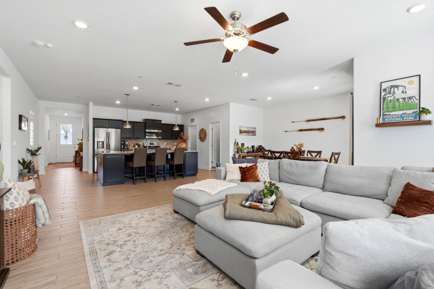 2587 W Heather Ln, Hanford, CA 93230