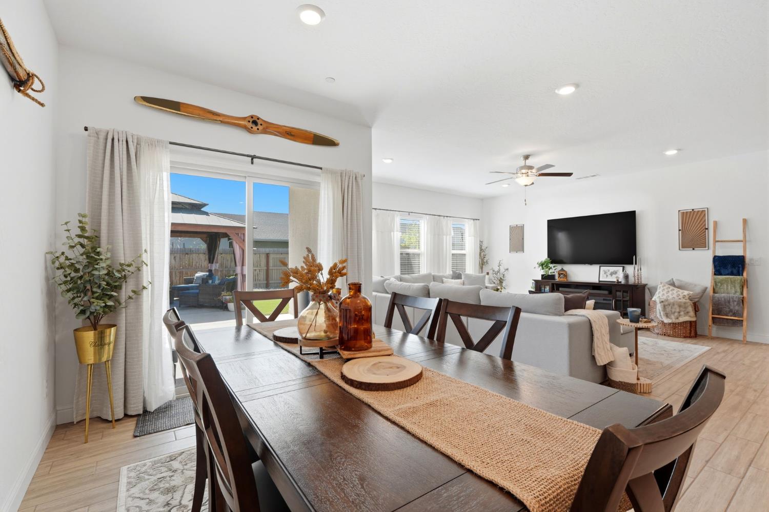 2587 W Heather Ln, Hanford, CA 93230