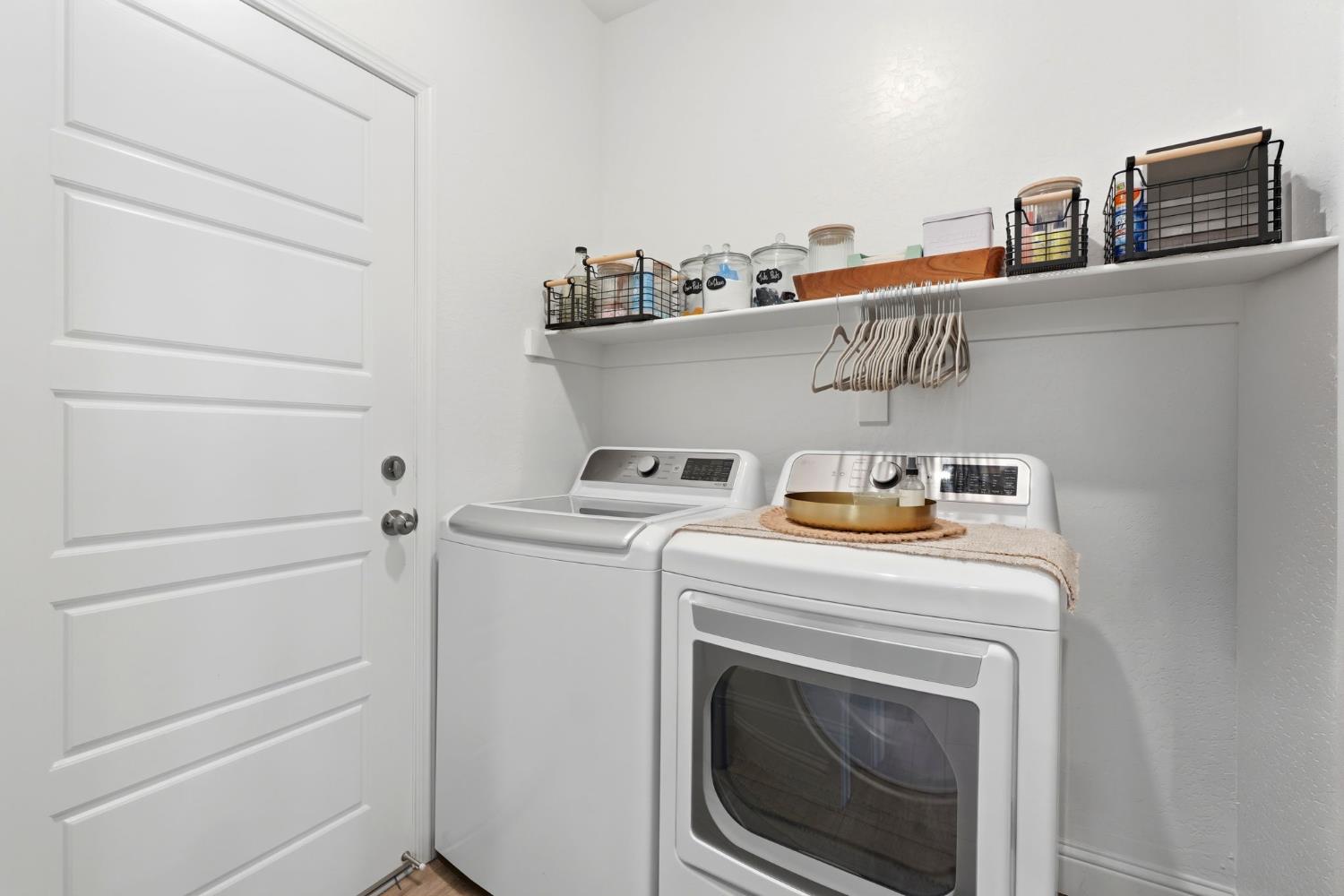 2587 W Heather Ln, Hanford, CA 93230