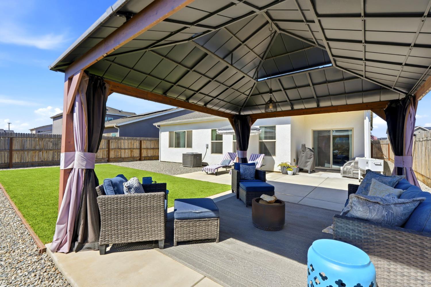 2587 W Heather Ln, Hanford, CA 93230