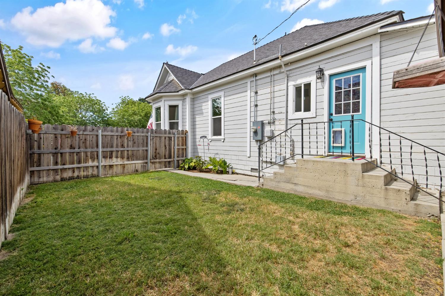 124 W Florinda St, Hanford, CA 93230