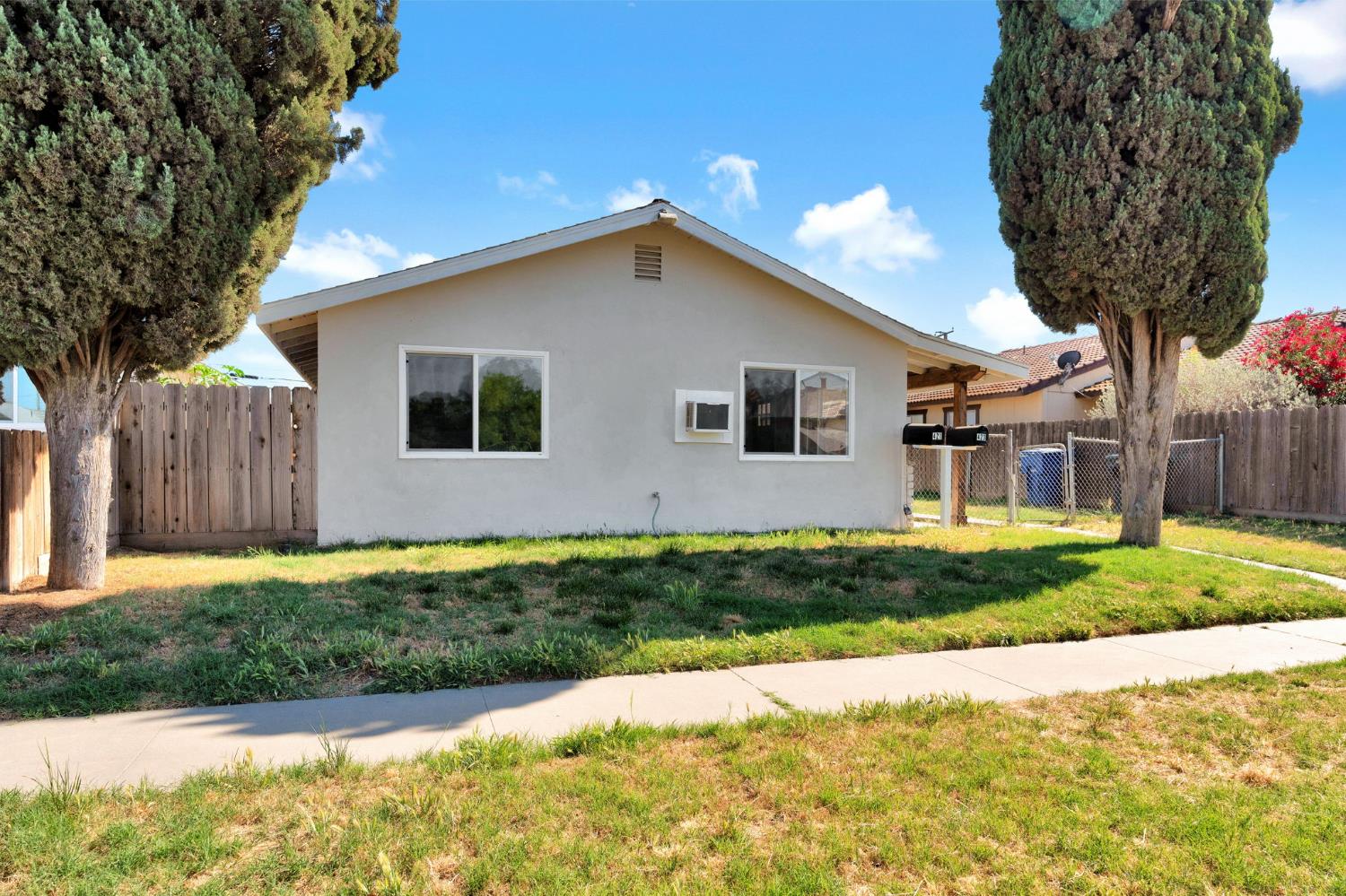421 E 11Th St, Hanford, CA 93230