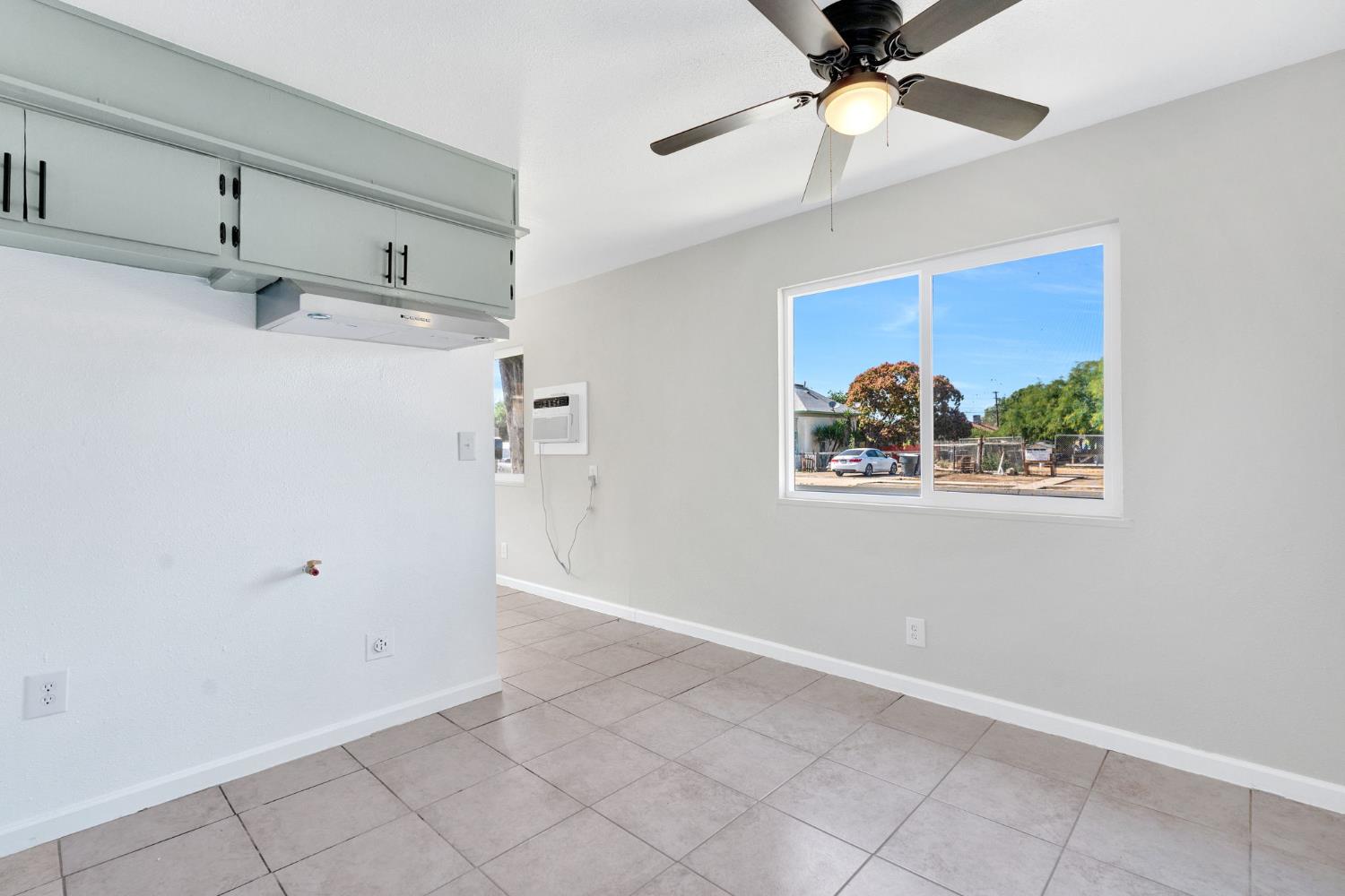 421 E 11Th St, Hanford, CA 93230