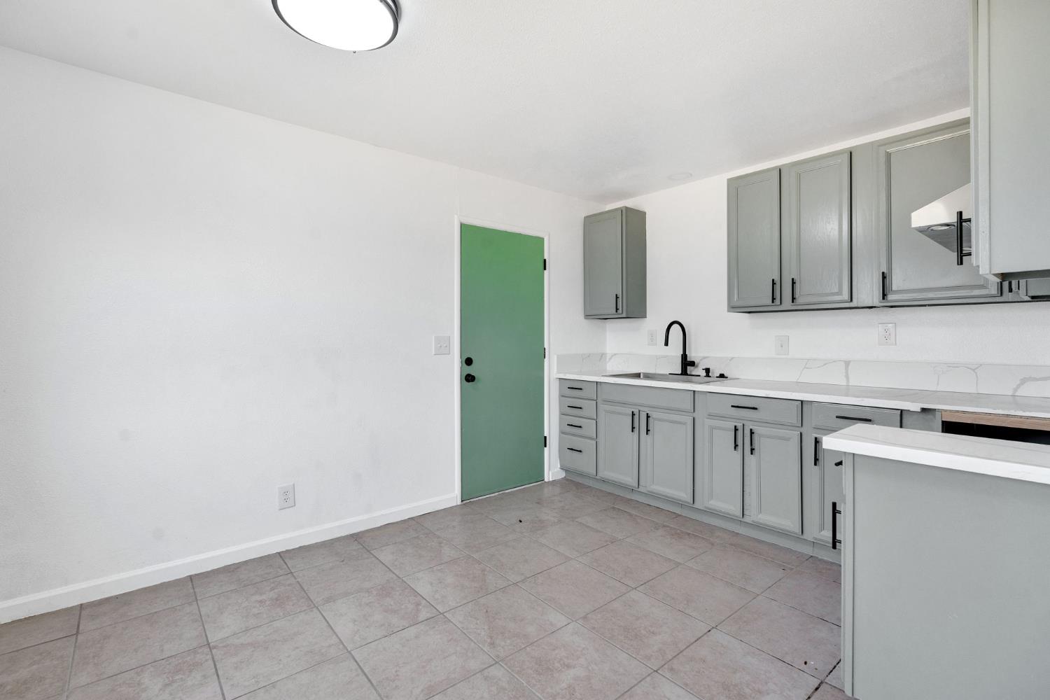 421 E 11Th St, Hanford, CA 93230