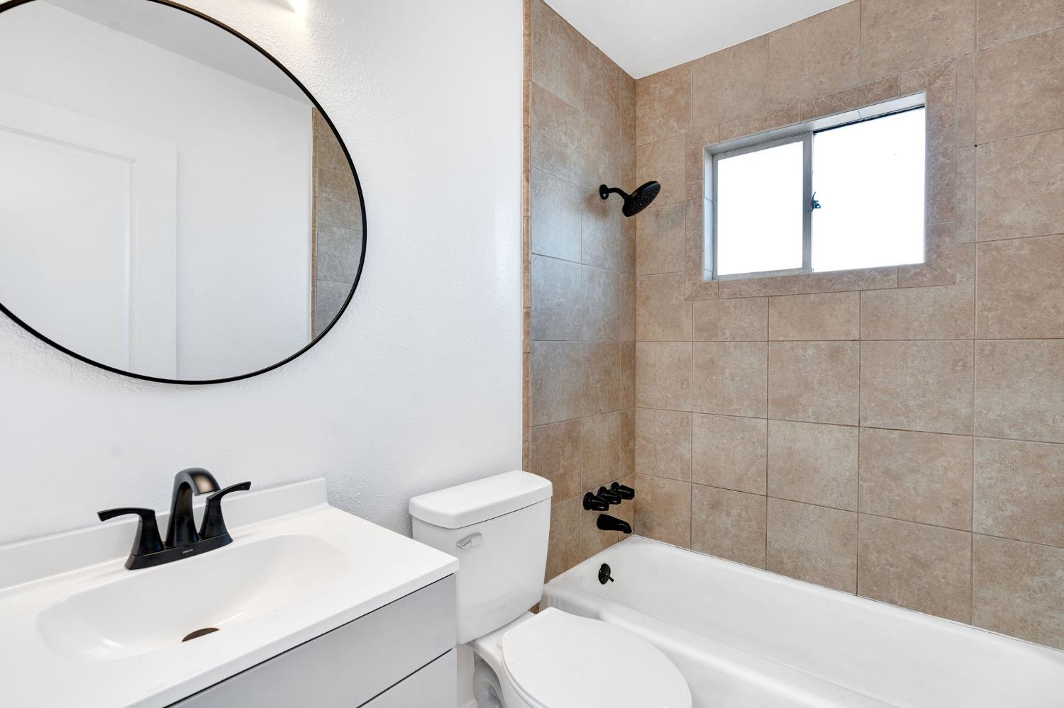 421 E 11Th St, Hanford, CA 93230