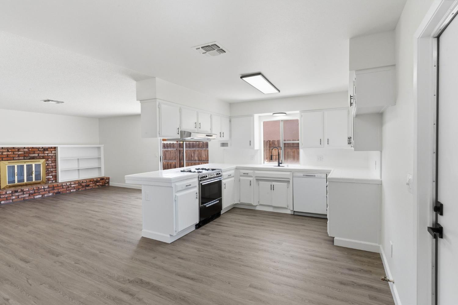 2117 Beechwood Ct, Hanford, CA 93230