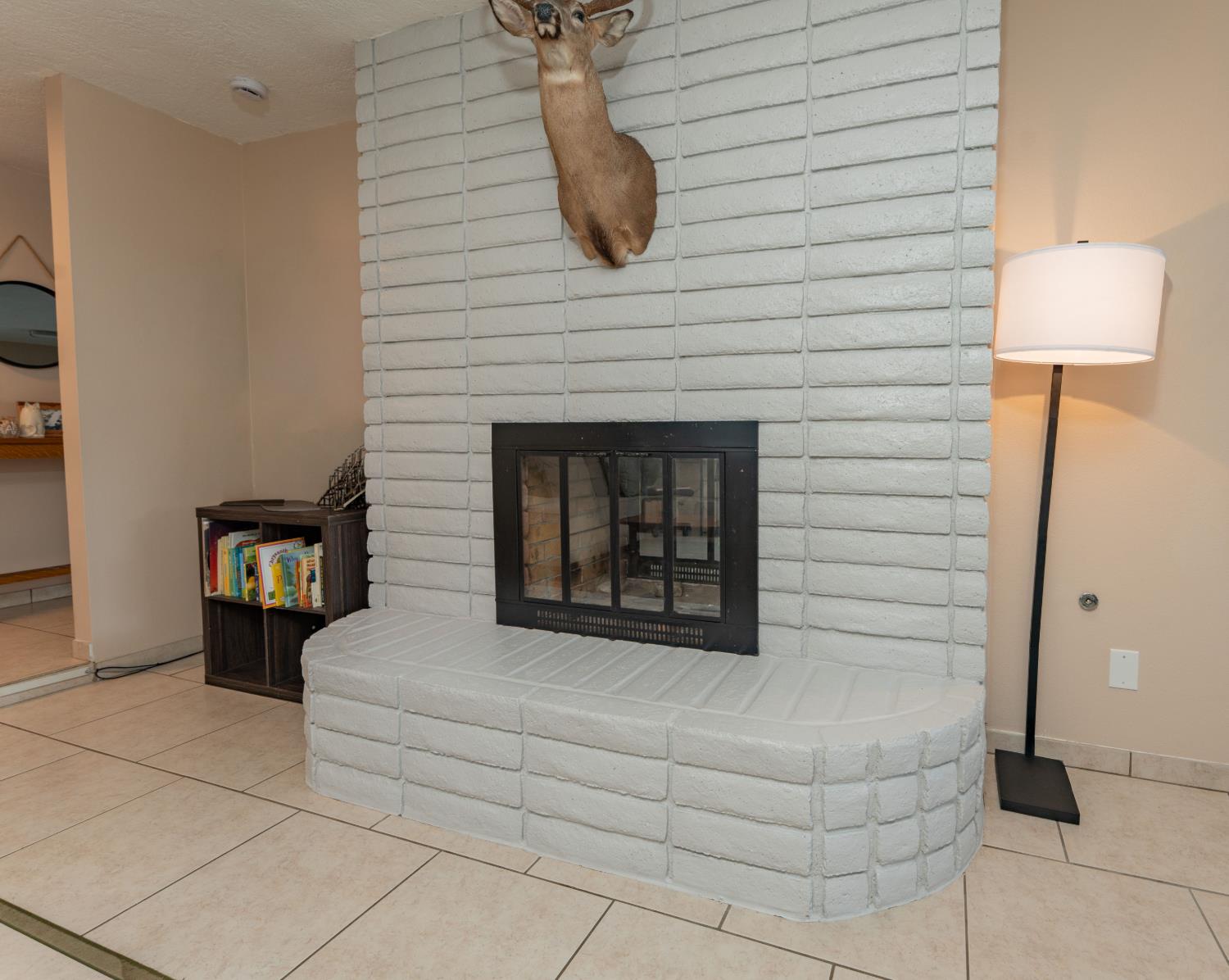 690 W Magnolia Ave, Hanford, CA 93230