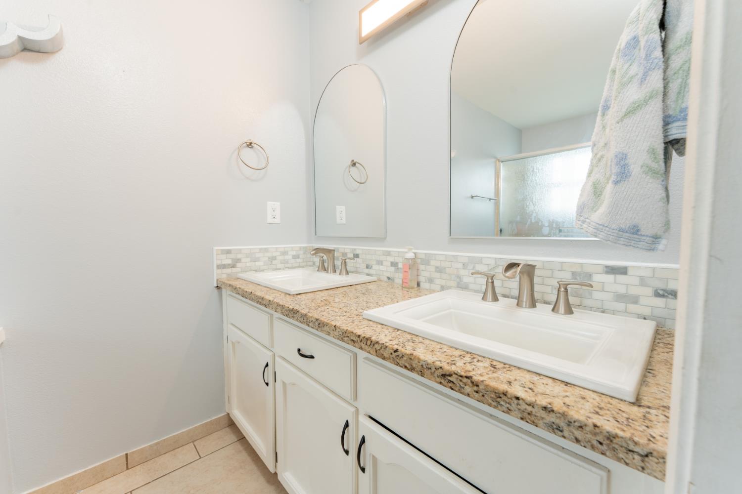 690 W Magnolia Ave, Hanford, CA 93230