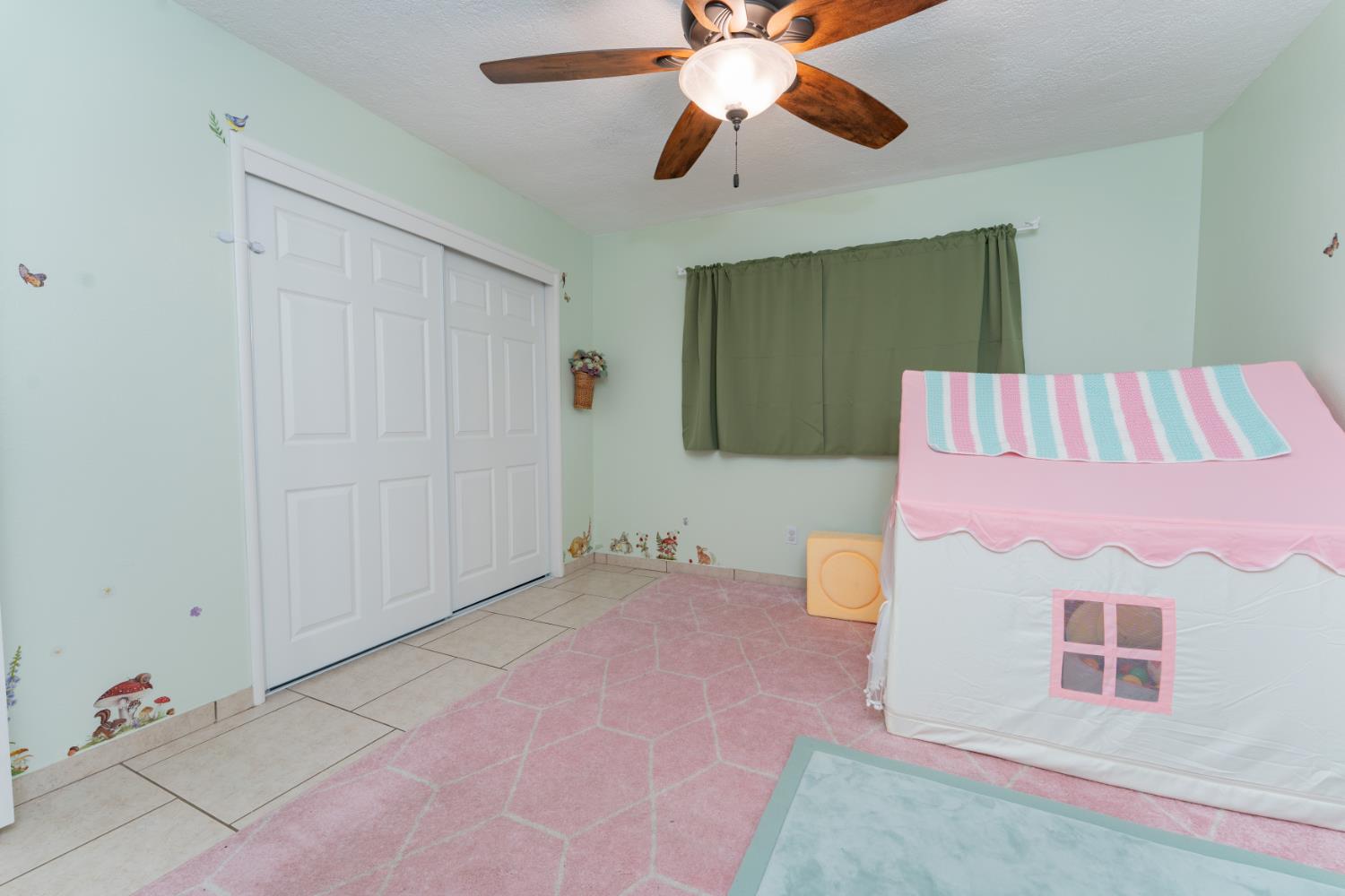 690 W Magnolia Ave, Hanford, CA 93230