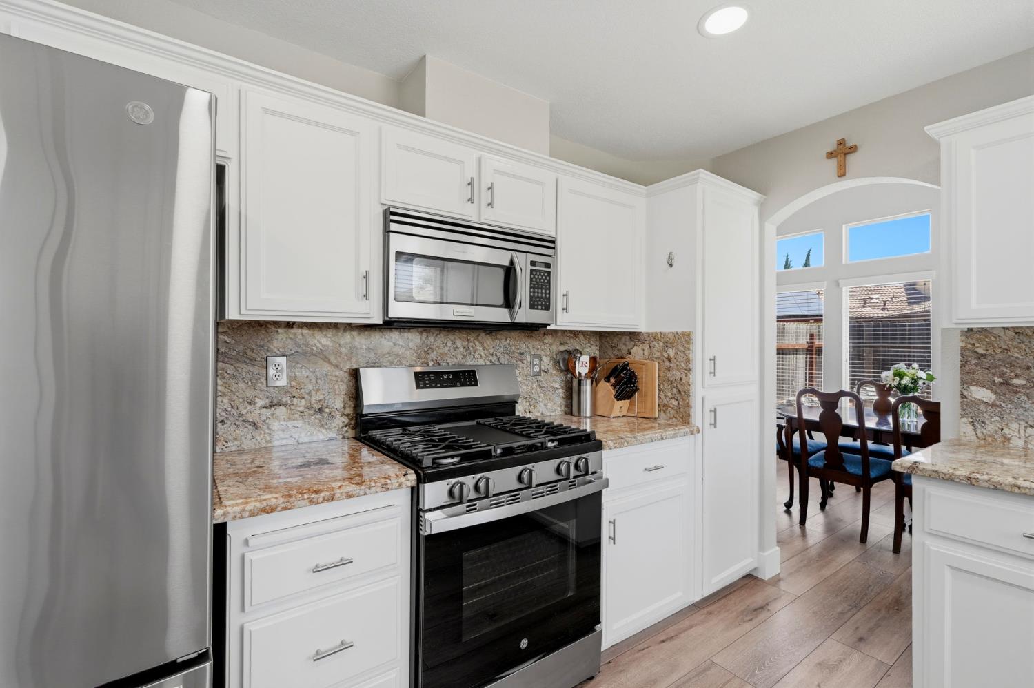 917 Margaret Cir, Hanford, CA 93230