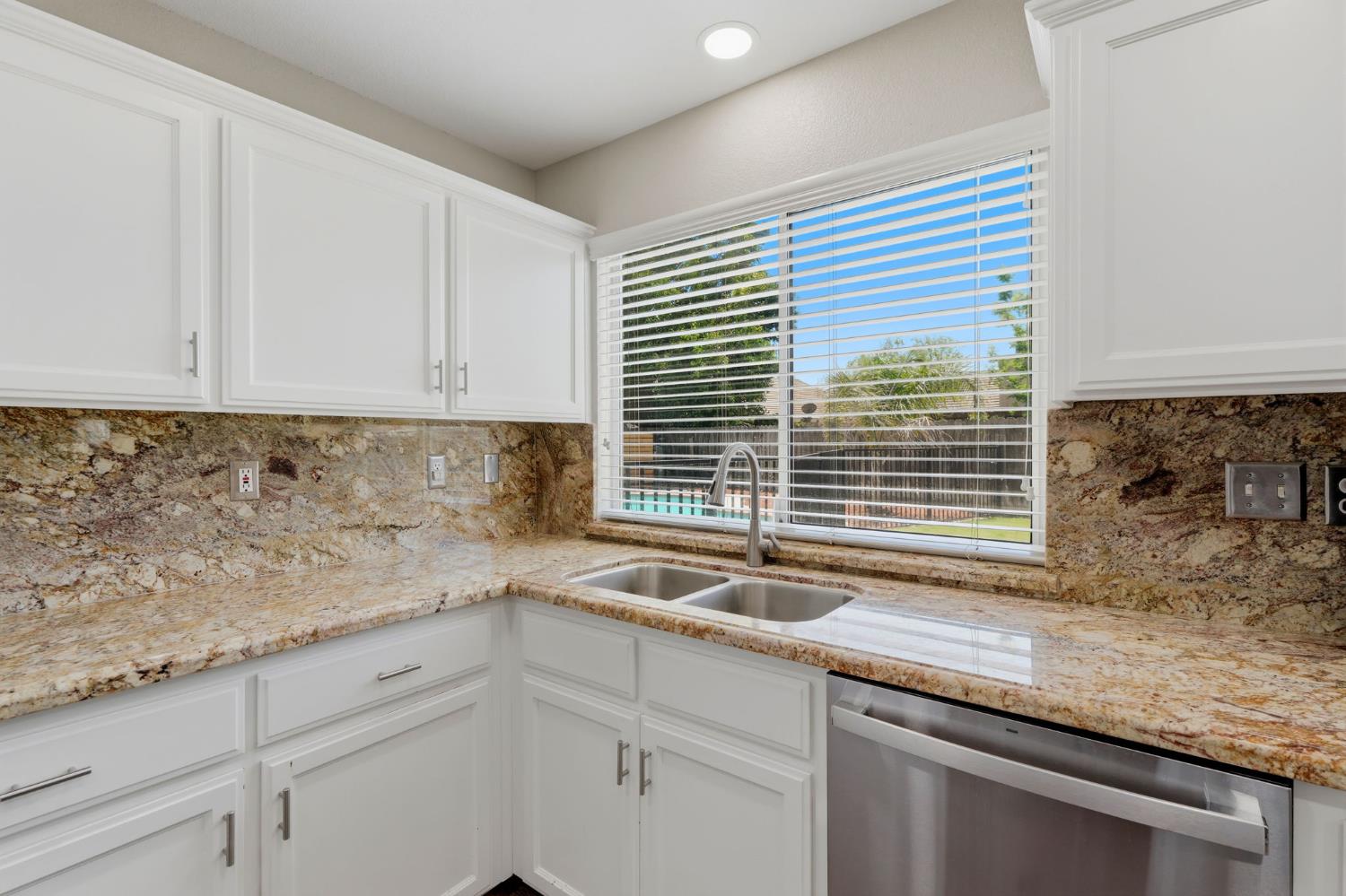 917 Margaret Cir, Hanford, CA 93230