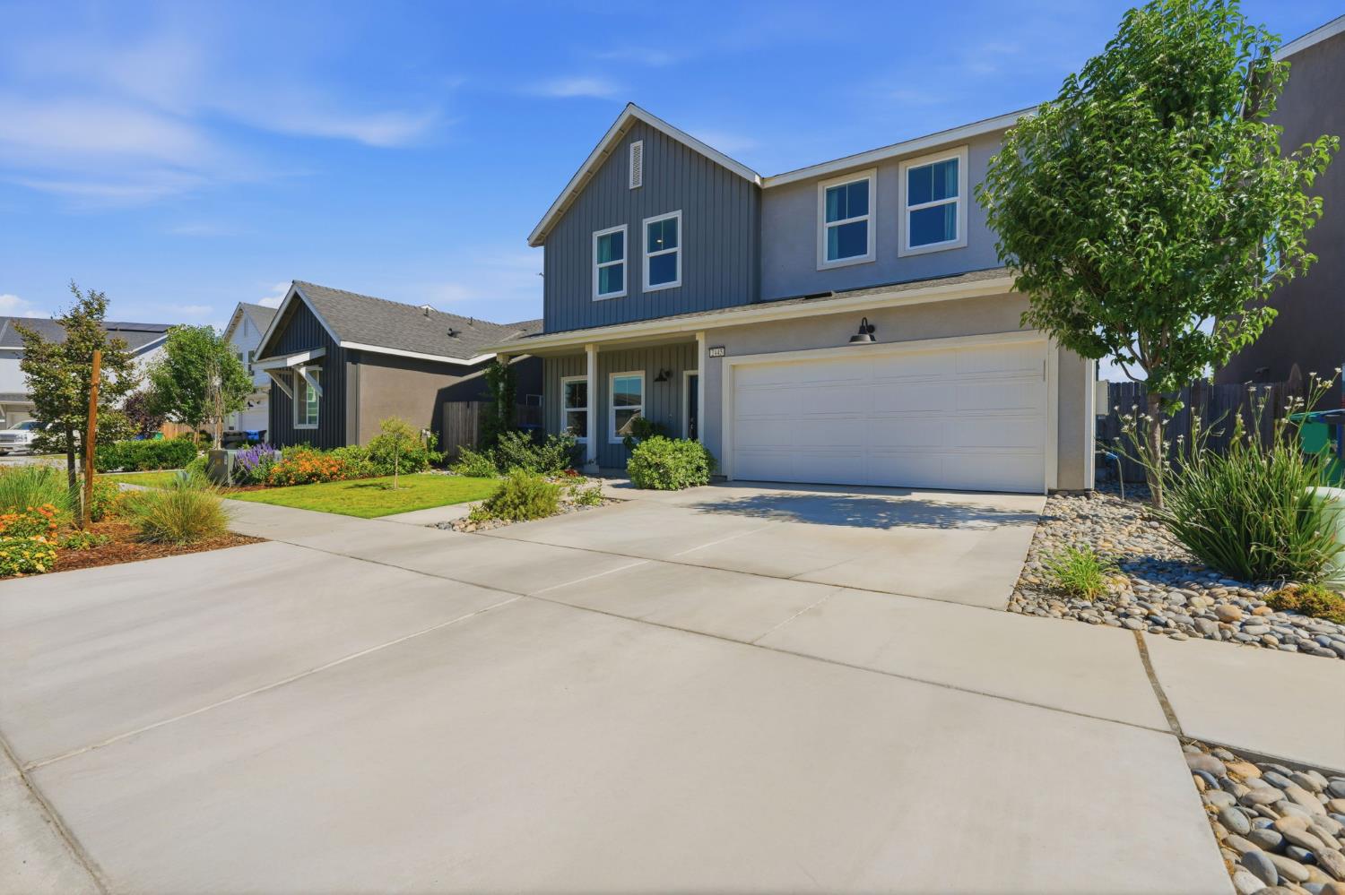 2445 W Claridge Way, Hanford, CA 93230