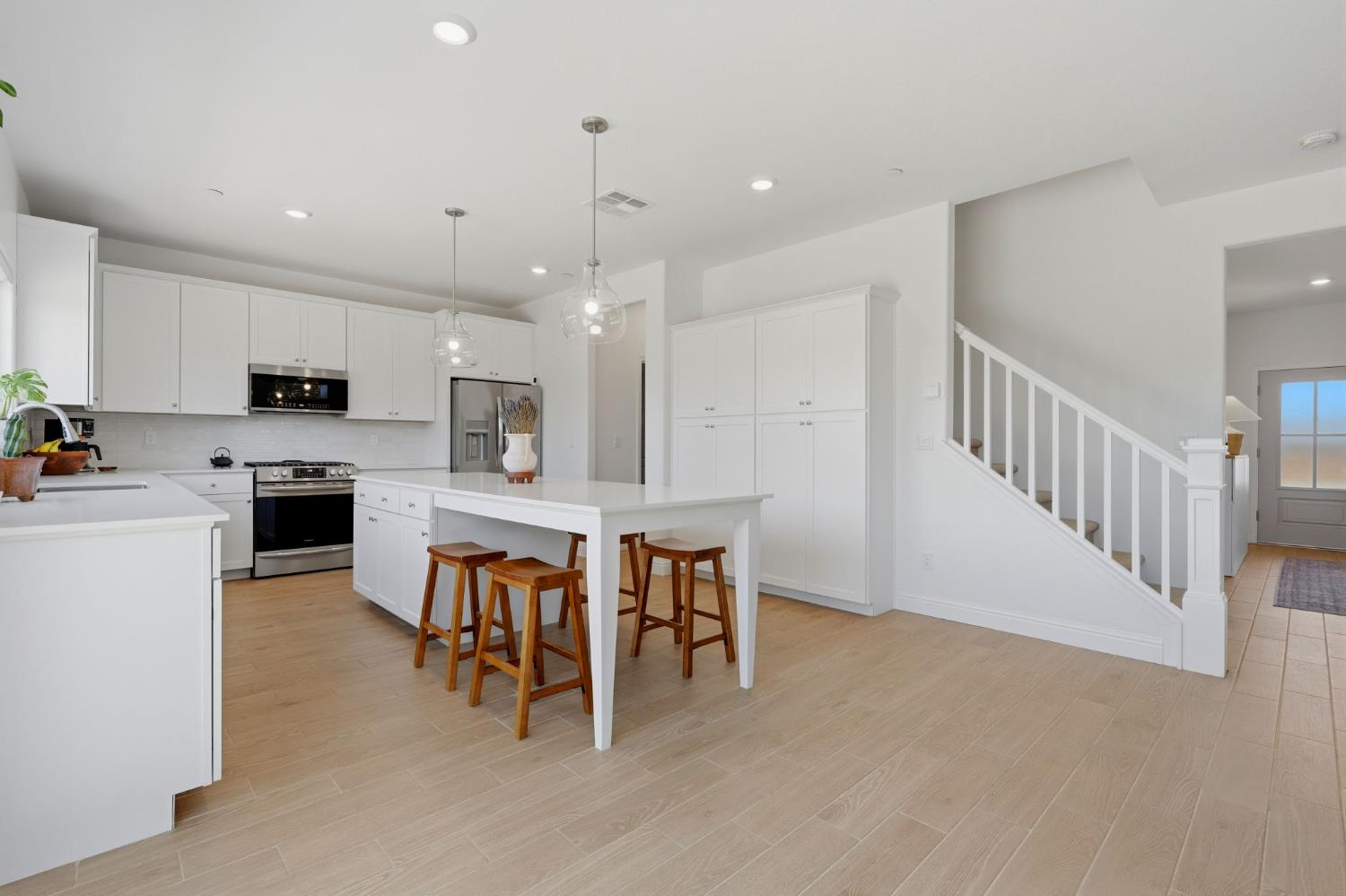 2445 W Claridge Way, Hanford, CA 93230