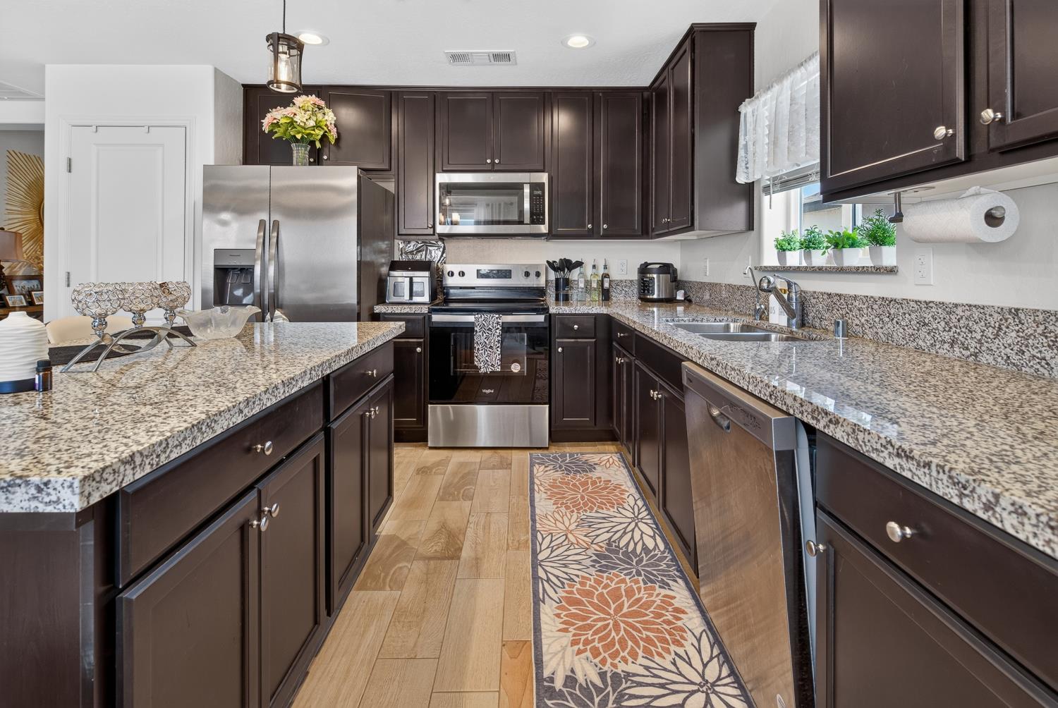 2360 N Chateau Way, Hanford, CA 93230