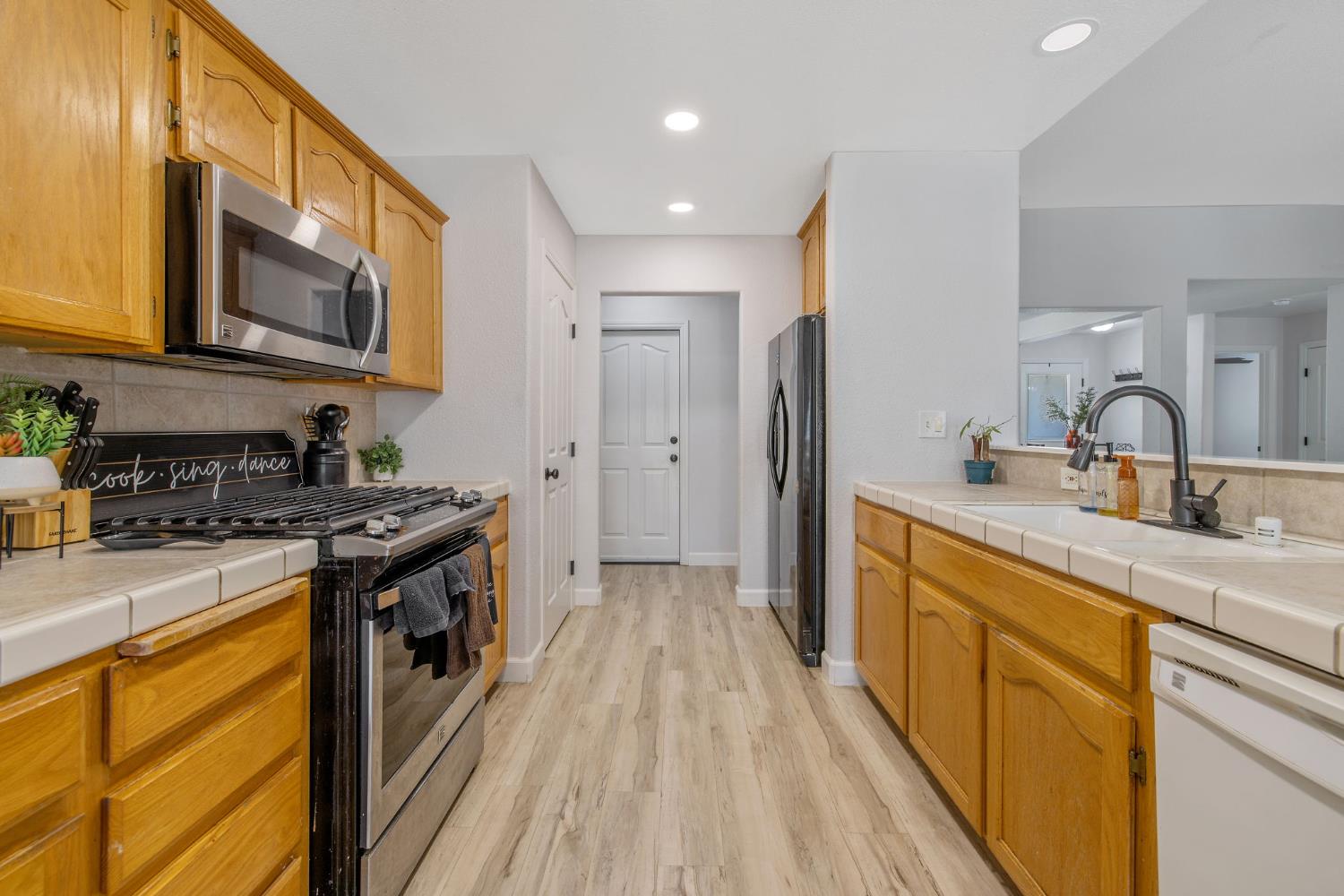 2138 Freedom St, Hanford, CA 93230