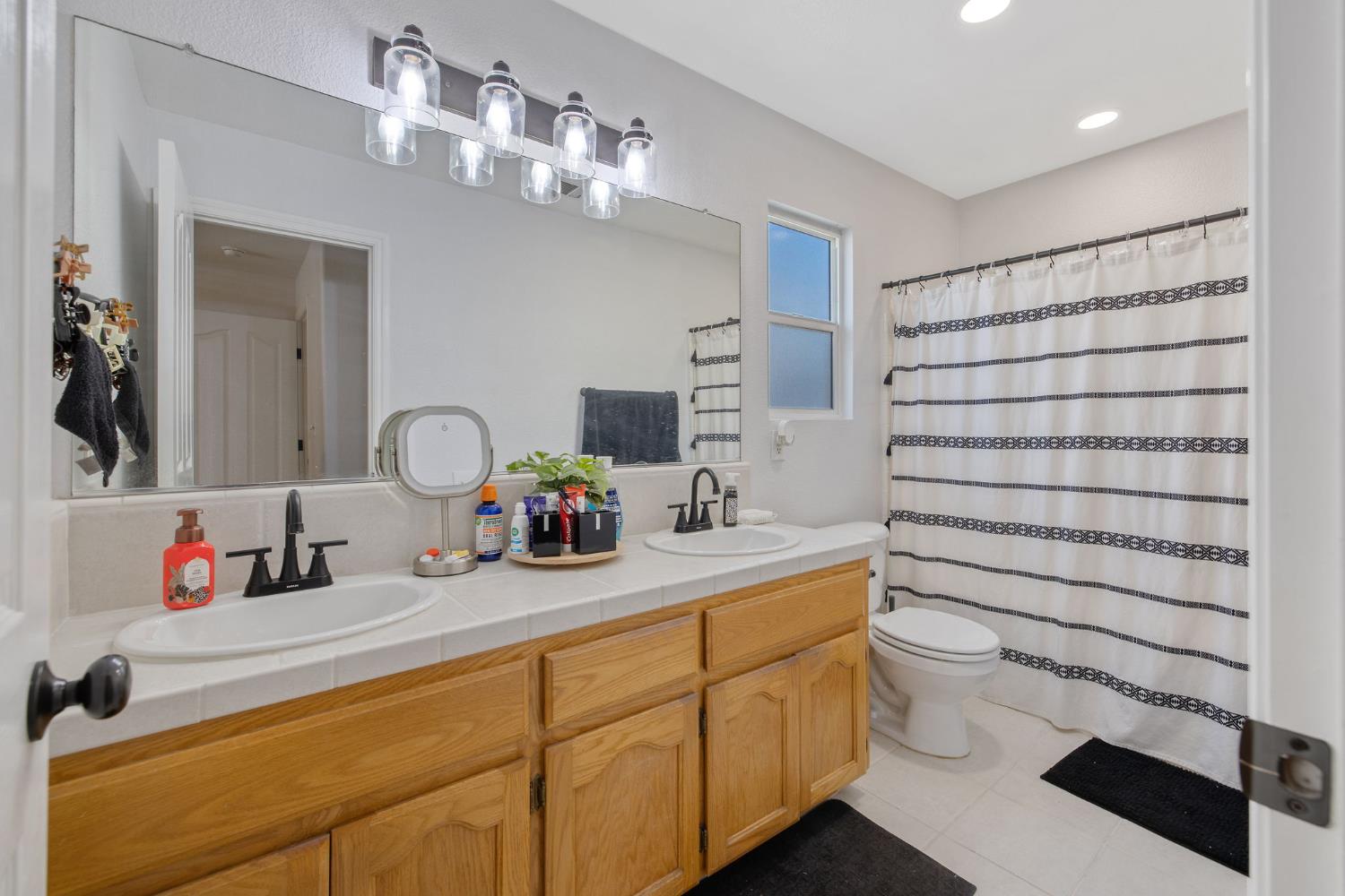 2138 Freedom St, Hanford, CA 93230