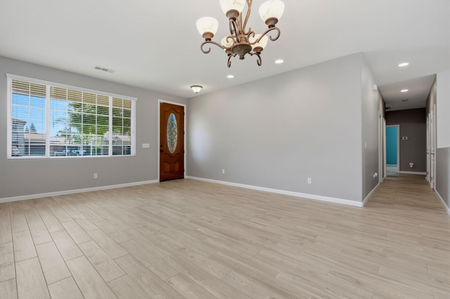 2429 N Oak Grove Ct, Visalia, CA 93291