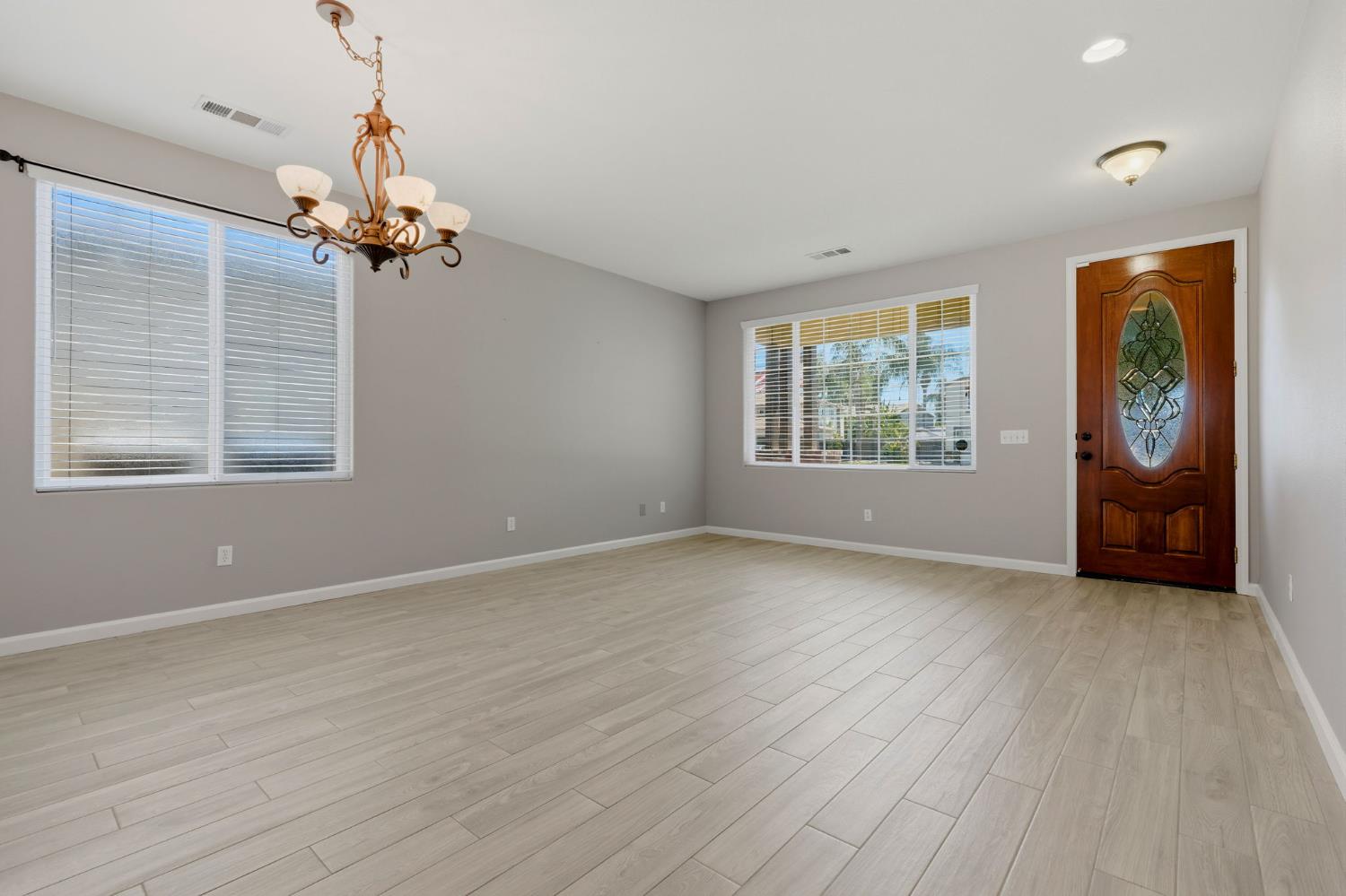2429 N Oak Grove Ct, Visalia, CA 93291