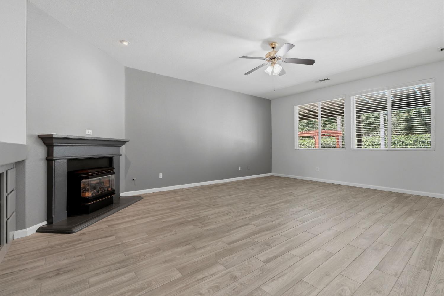 2429 N Oak Grove Ct, Visalia, CA 93291