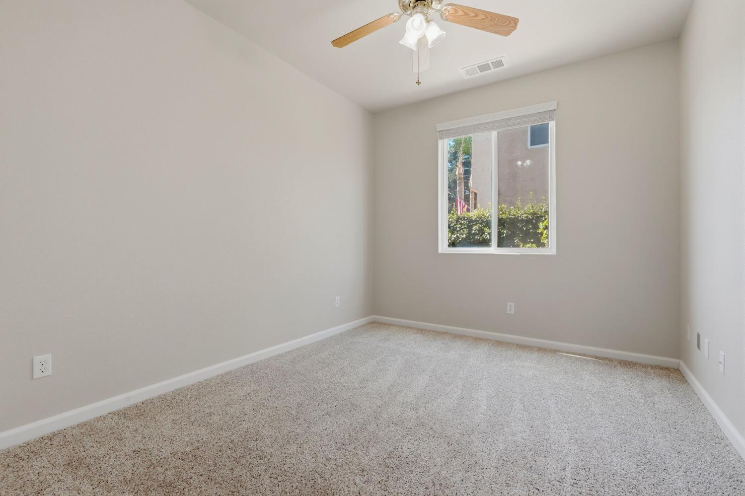 2429 N Oak Grove Ct, Visalia, CA 93291