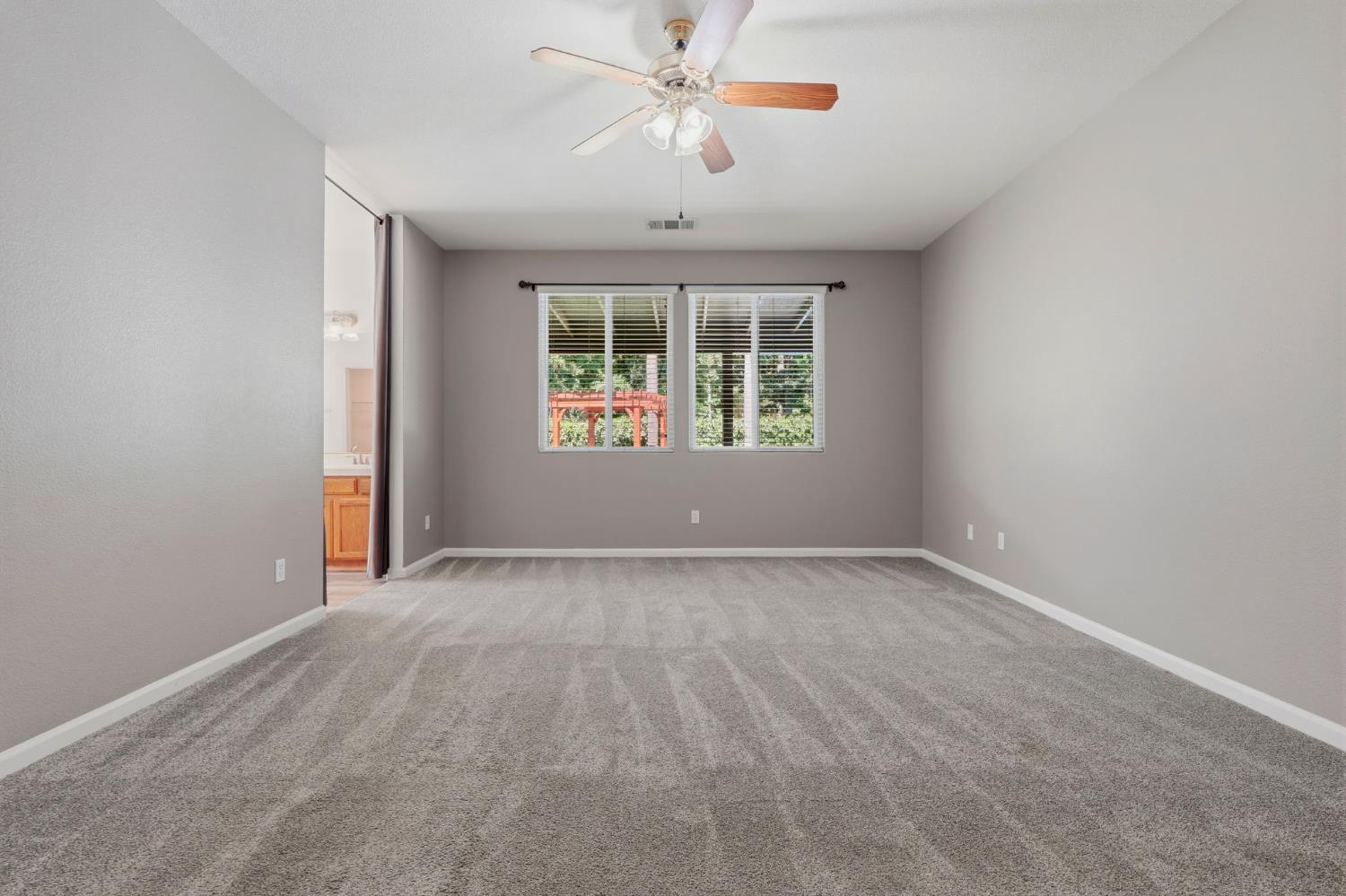 2429 N Oak Grove Ct, Visalia, CA 93291