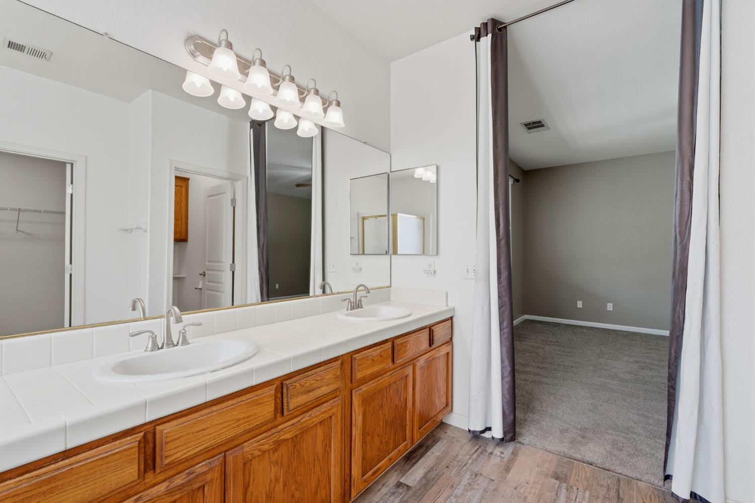 2429 N Oak Grove Ct, Visalia, CA 93291