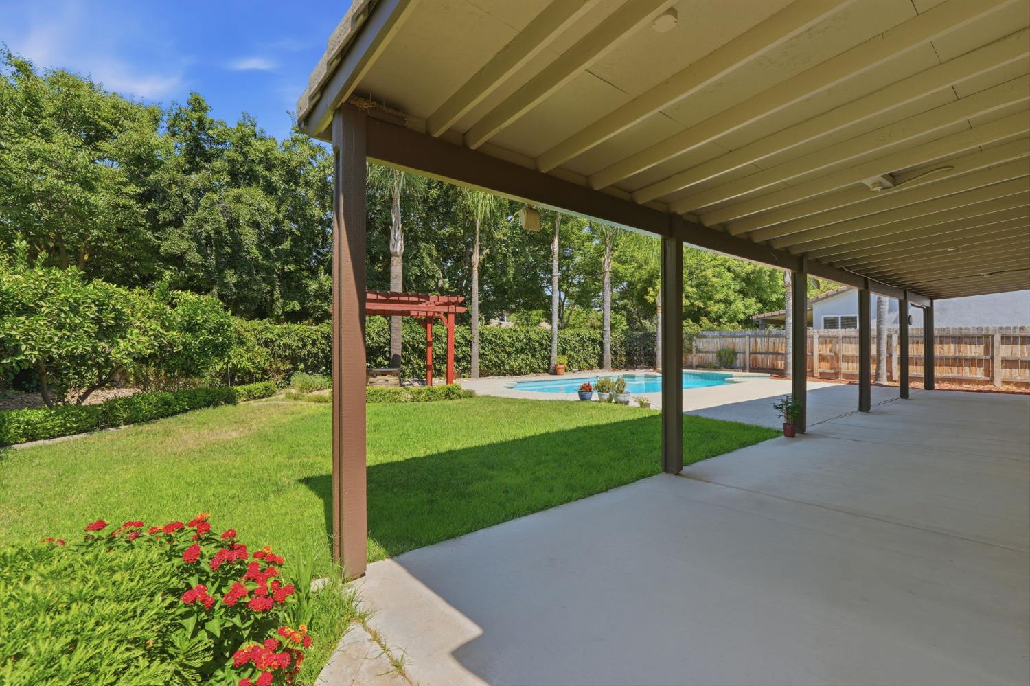 2429 N Oak Grove Ct, Visalia, CA 93291