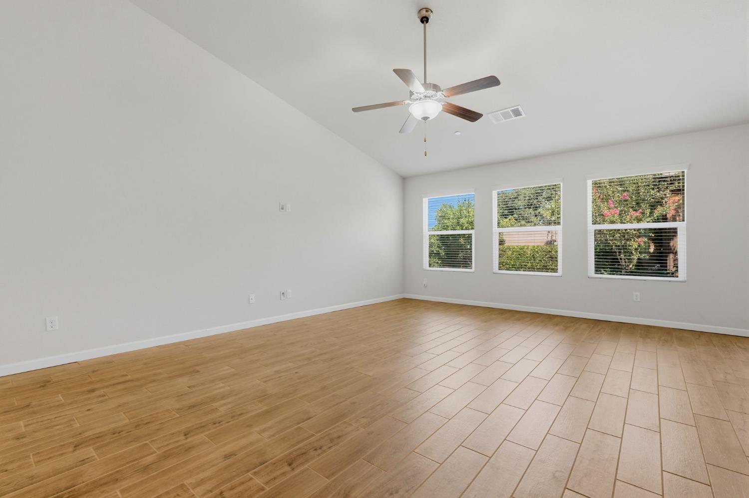 2081 Madeline Dr, Hanford, CA 93230