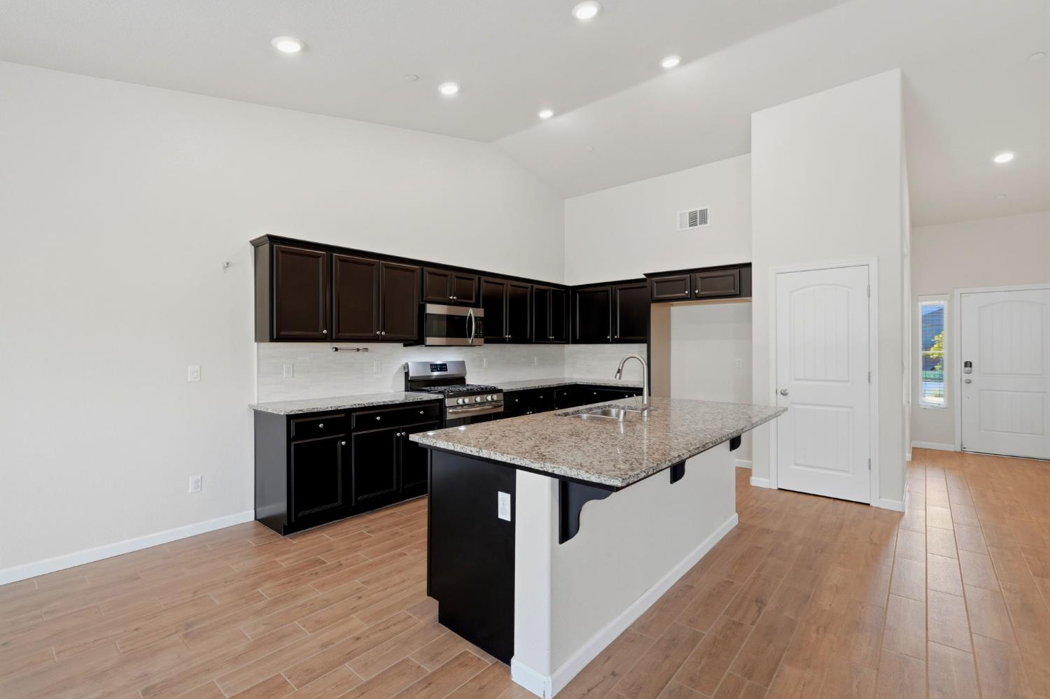 2081 Madeline Dr, Hanford, CA 93230
