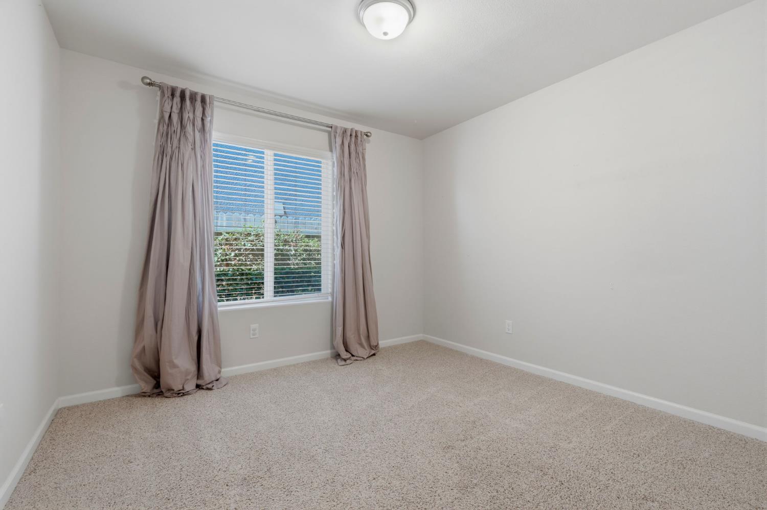 2081 Madeline Dr, Hanford, CA 93230