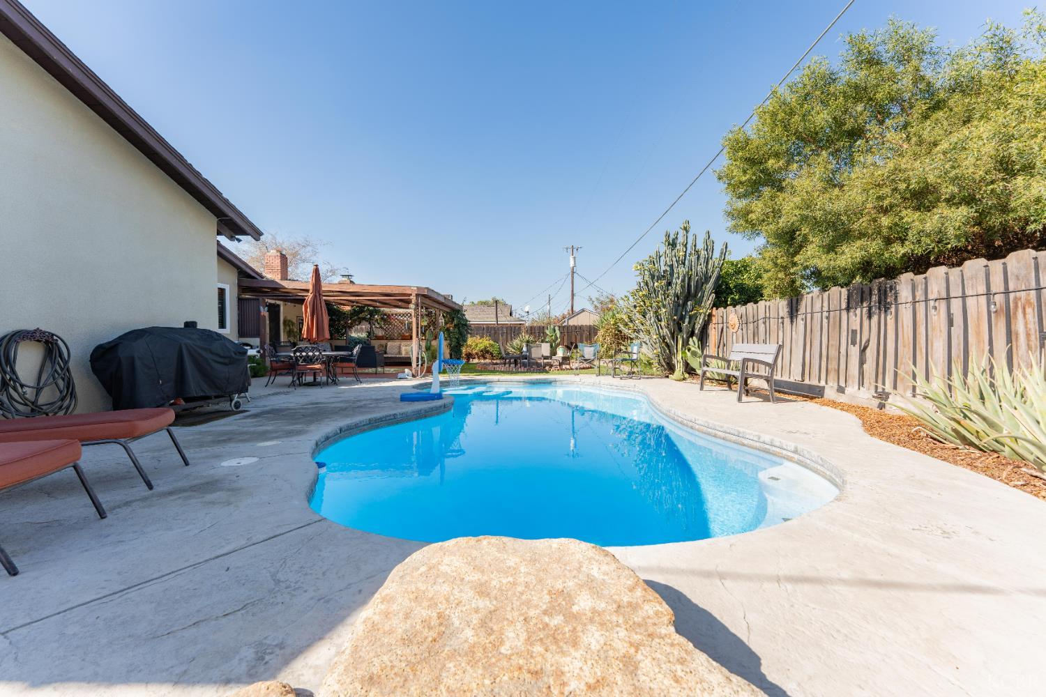 254 W Earl Way, Hanford, CA 93230