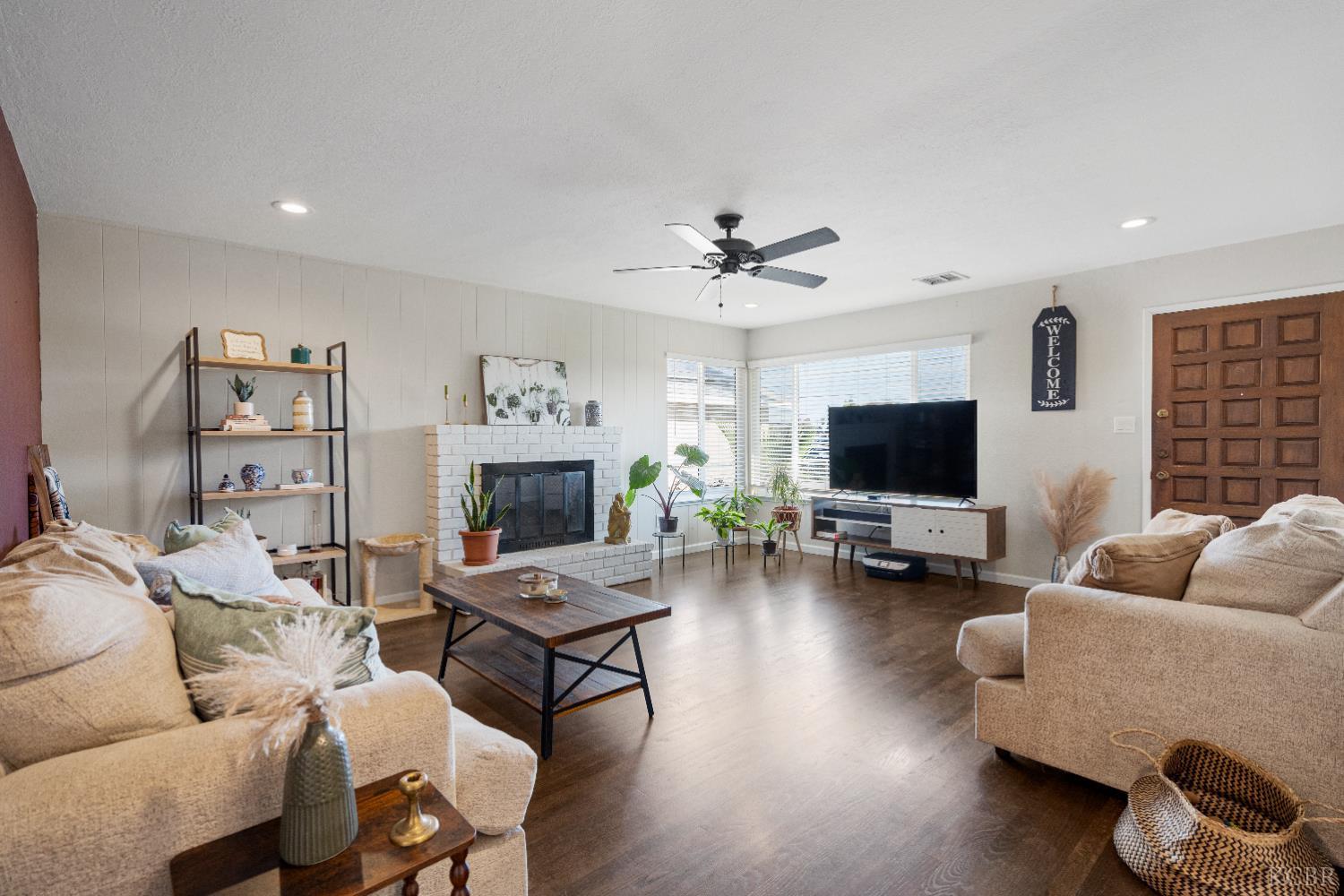 1916 N Burl Dr, Hanford, CA 93230