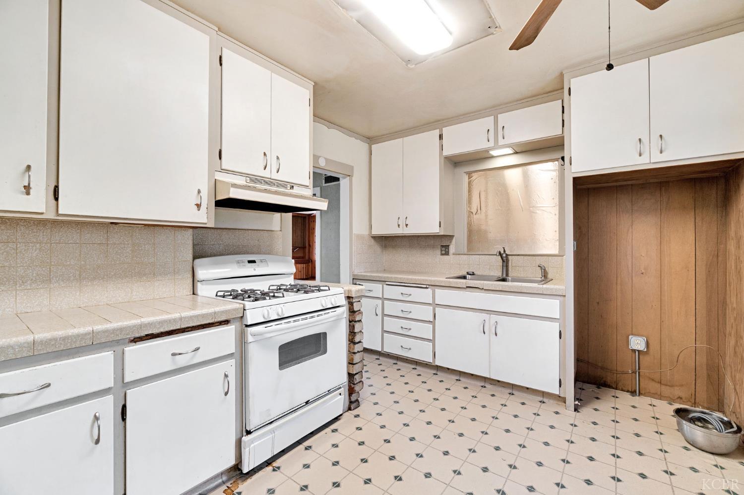 2100 N Douty St, Hanford, CA 93230