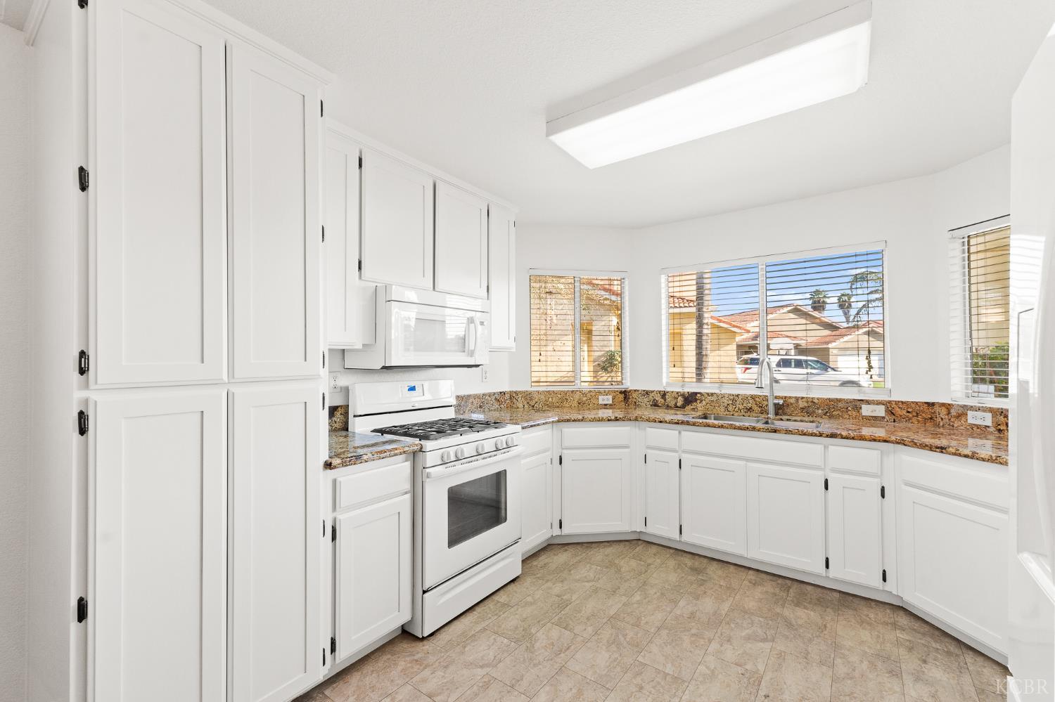 2440 Ashwood Ct, Hanford, CA 93230