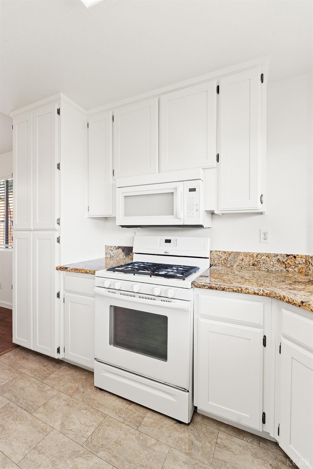 2440 Ashwood Ct, Hanford, CA 93230