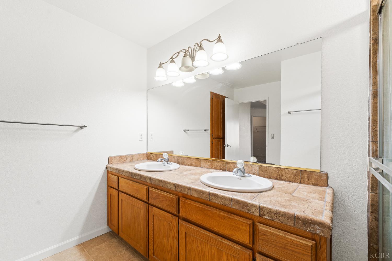 2440 Ashwood Ct, Hanford, CA 93230