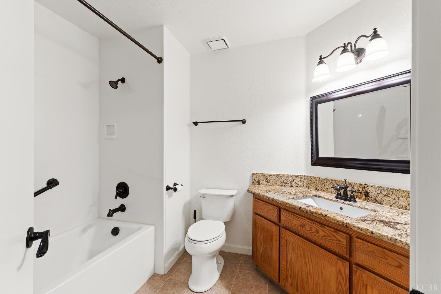 2440 Ashwood Ct, Hanford, CA 93230