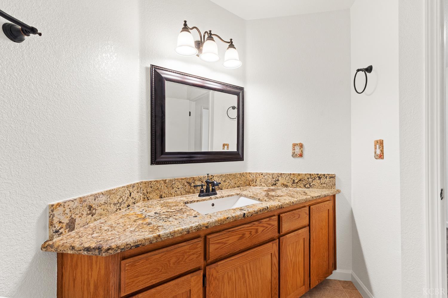 2440 Ashwood Ct, Hanford, CA 93230