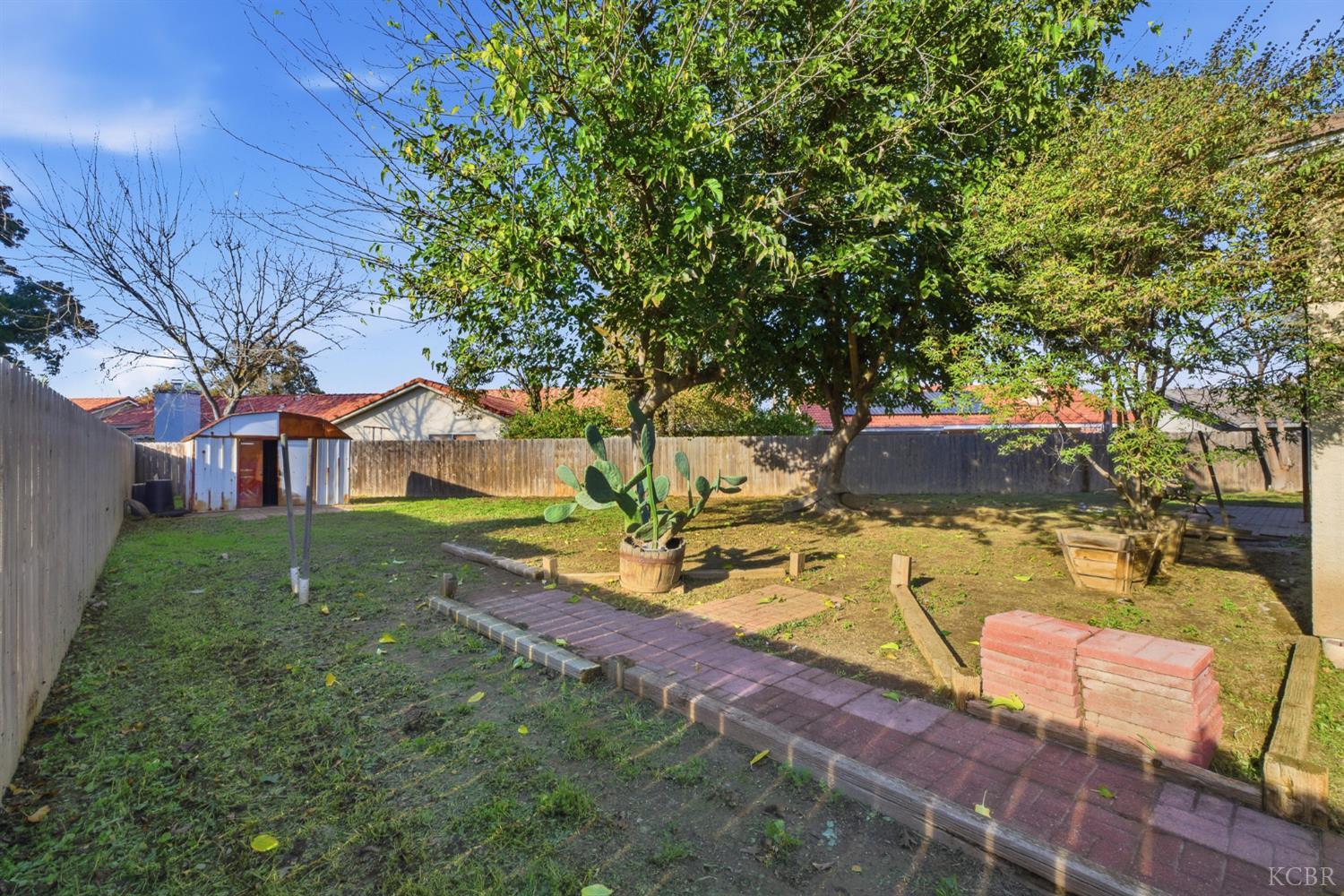 2440 Ashwood Ct, Hanford, CA 93230