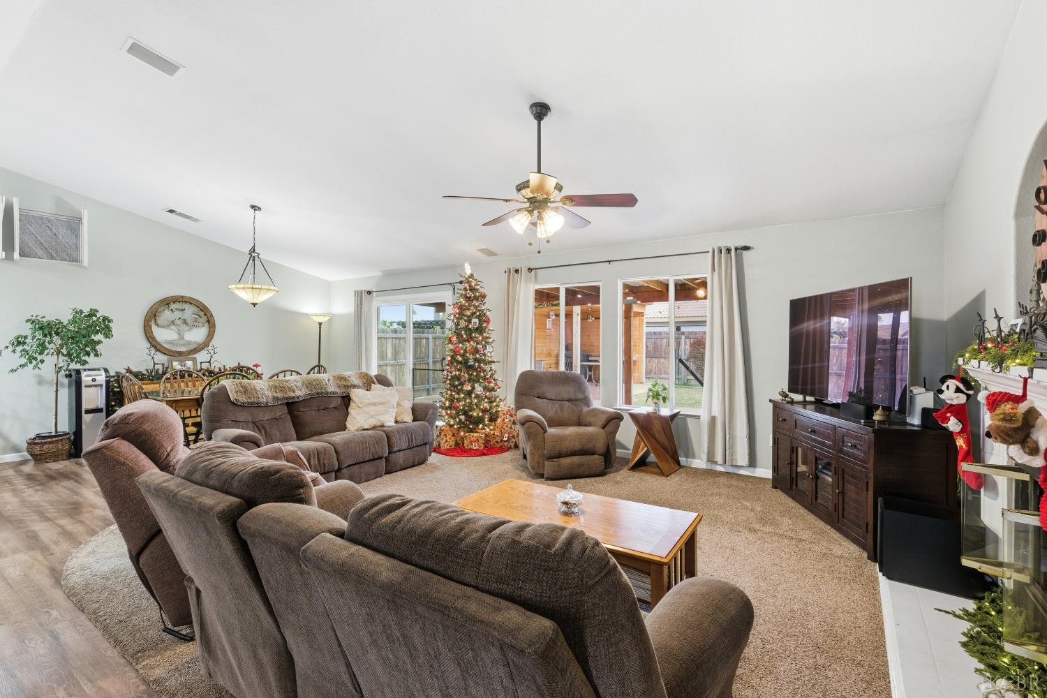 952 Meadow View Rd, Hanford, CA 93230