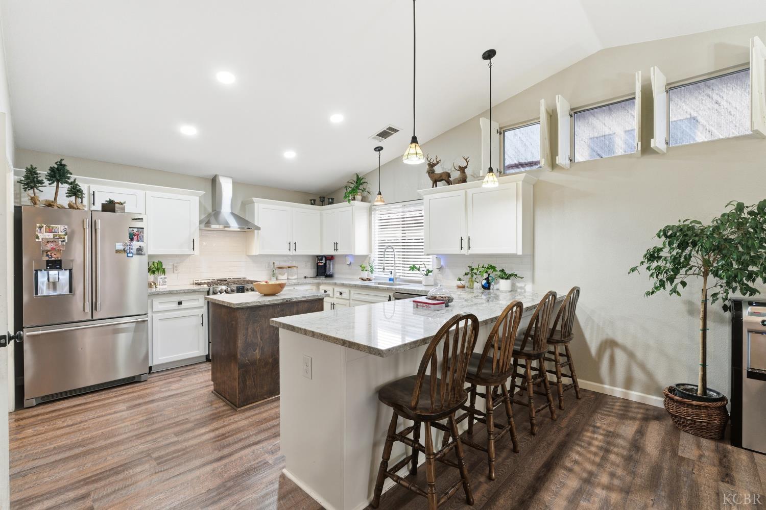 952 Meadow View Rd, Hanford, CA 93230