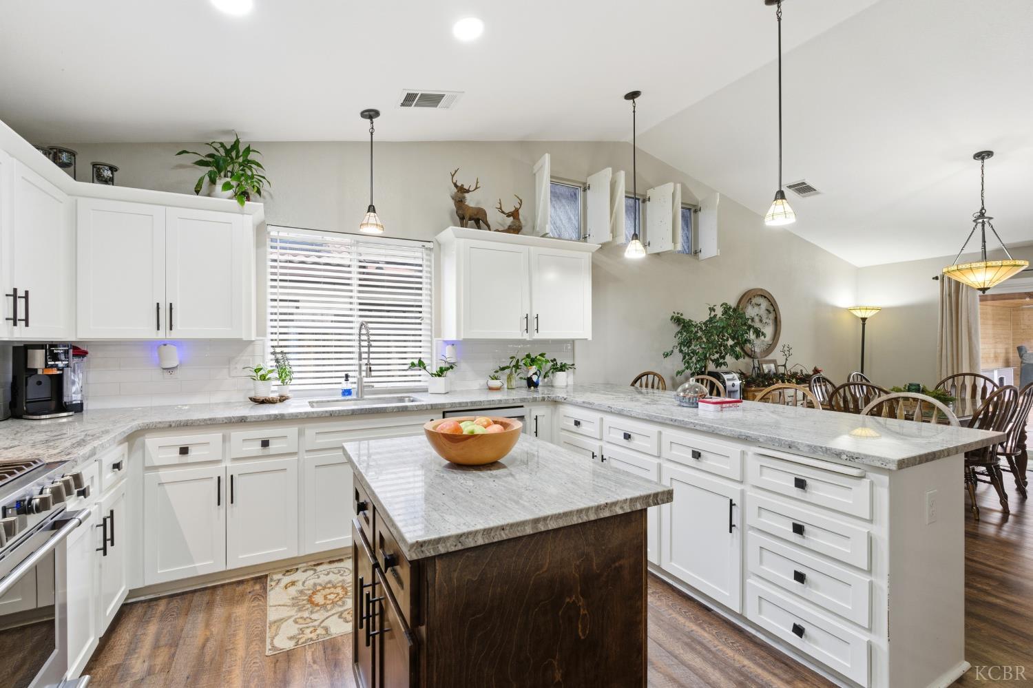 952 Meadow View Rd, Hanford, CA 93230