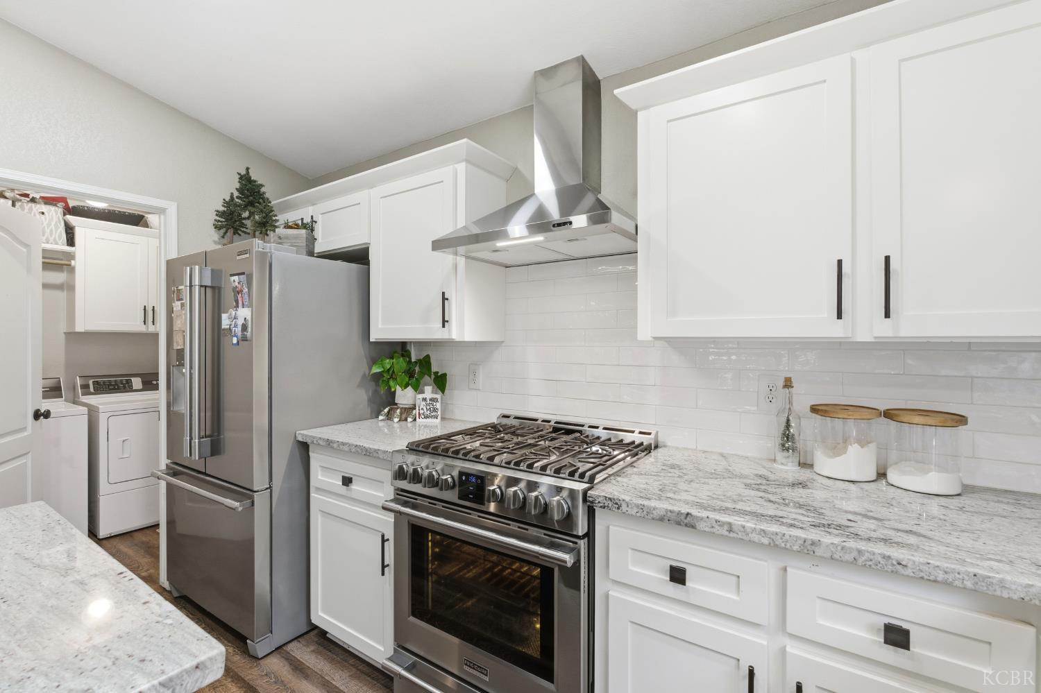 952 Meadow View Rd, Hanford, CA 93230