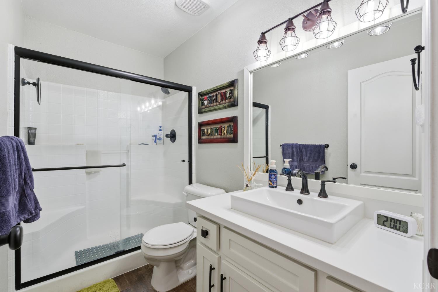 952 Meadow View Rd, Hanford, CA 93230