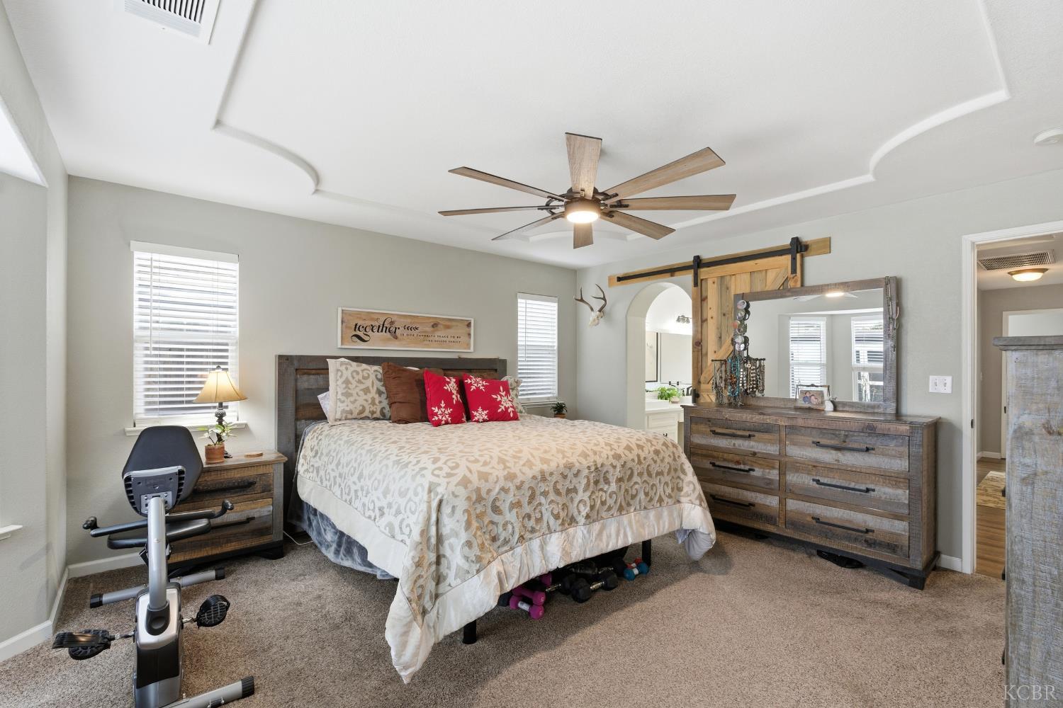 952 Meadow View Rd, Hanford, CA 93230